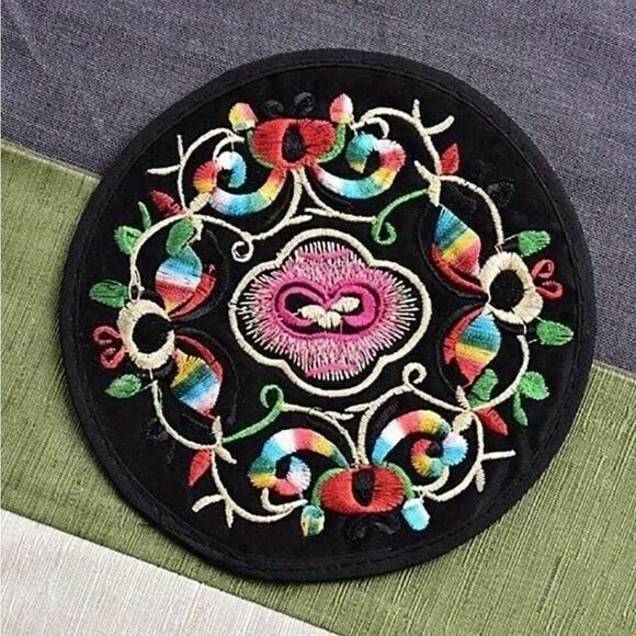 4pc Set Embroidered Cloth Table Mats  Durable Protective Coasters Assorted - Picture 7 of 7